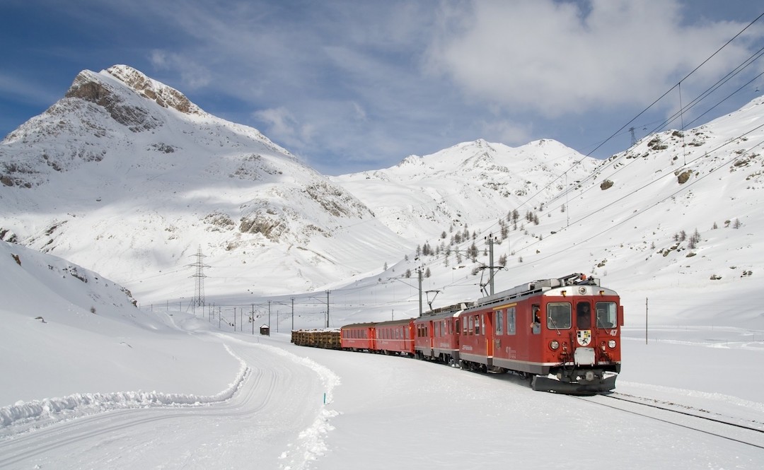 Train-Travel-Snowy-Mountains
