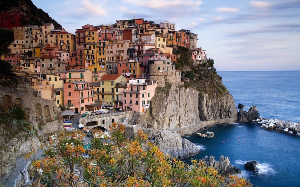 town-on-rocks-by-sea-italy