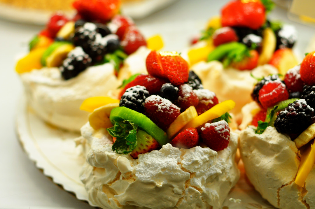 Pavlova-cake-new-zealand-sweet-dessert