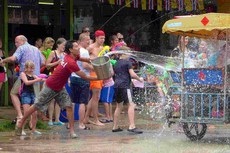 throw water songkran