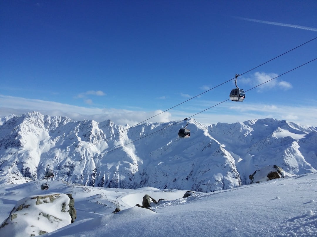 Cable cars journey across Tyrol's snowy landscape 