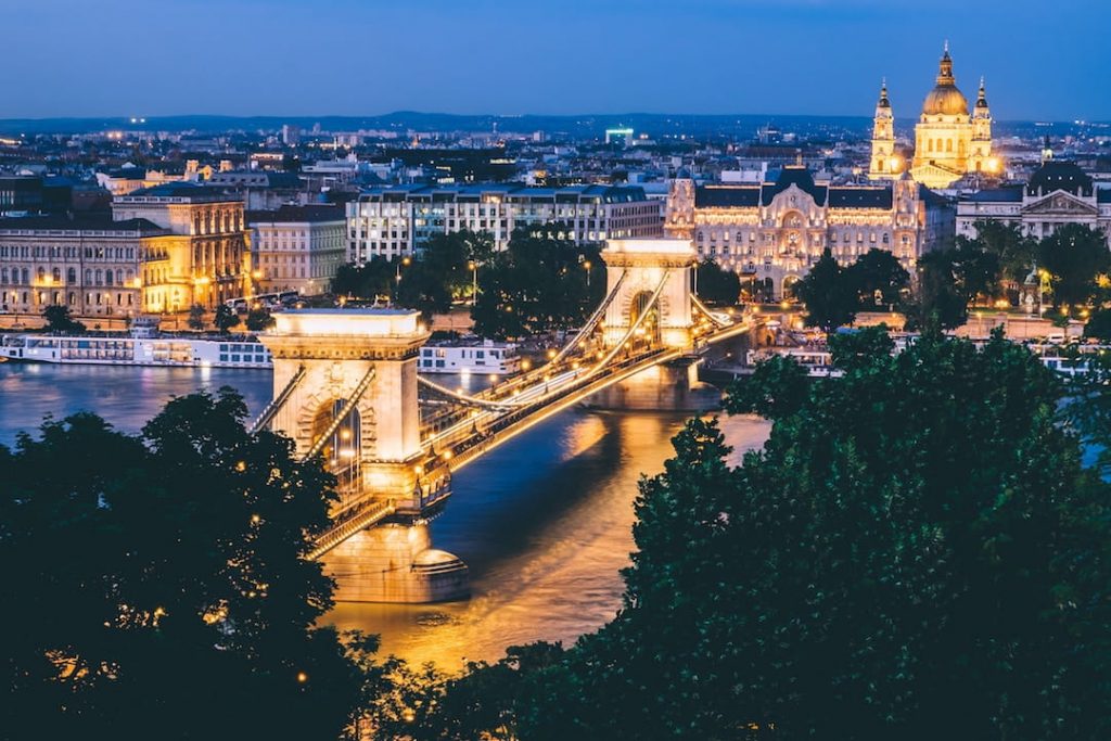 An arial shot of Budabest at night
