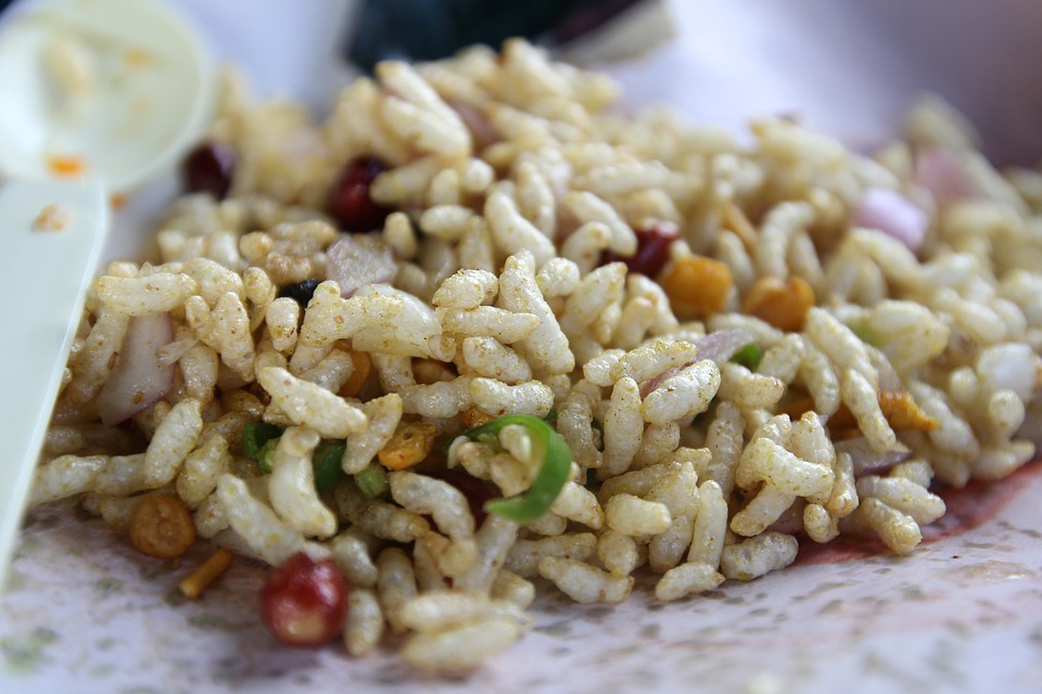 puffed white rice mixed with green chilli chickpeas onions and other vegetables