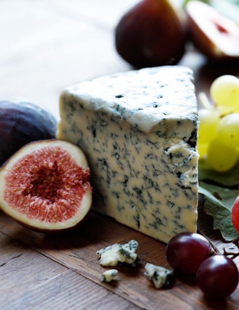 Blue cheese with figs and grapes